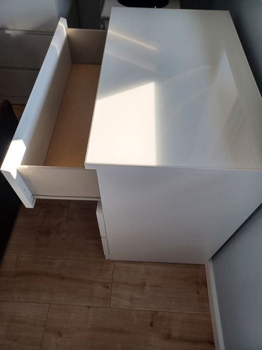 1 Comoda Malm 3 gavetas c vidro