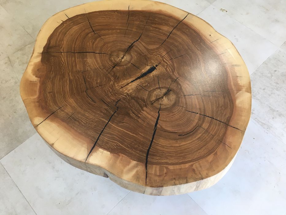 Stolik kawowy z plastra drewna jesionowego