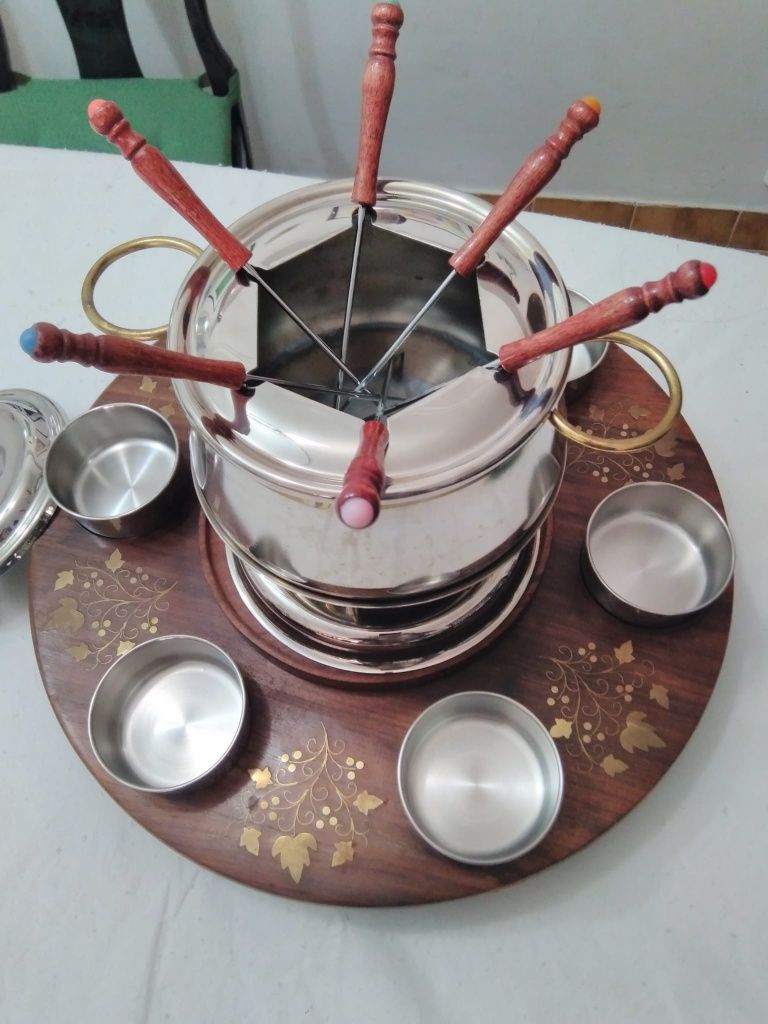 Fondue em Inox com base madeira giratória