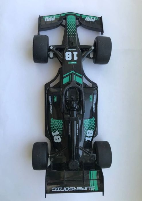 Гоночна машинка на радіокеровані болід F1 на акумуляторі пускає пару