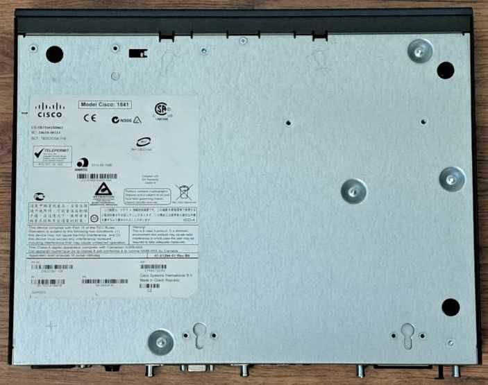 Router CISCO 1841, 1U