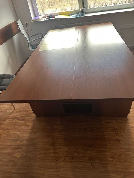 Duże masywne biurko