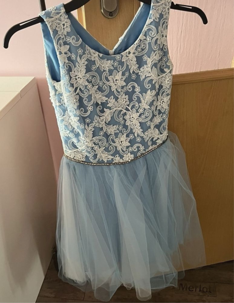 niebieska sukienka balowa dla dziewczynki