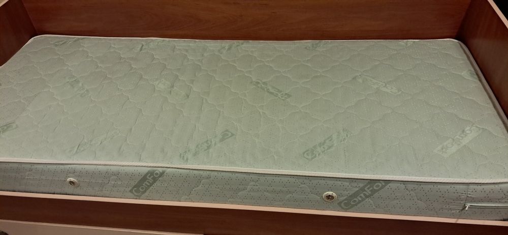 Кровать з матрацом