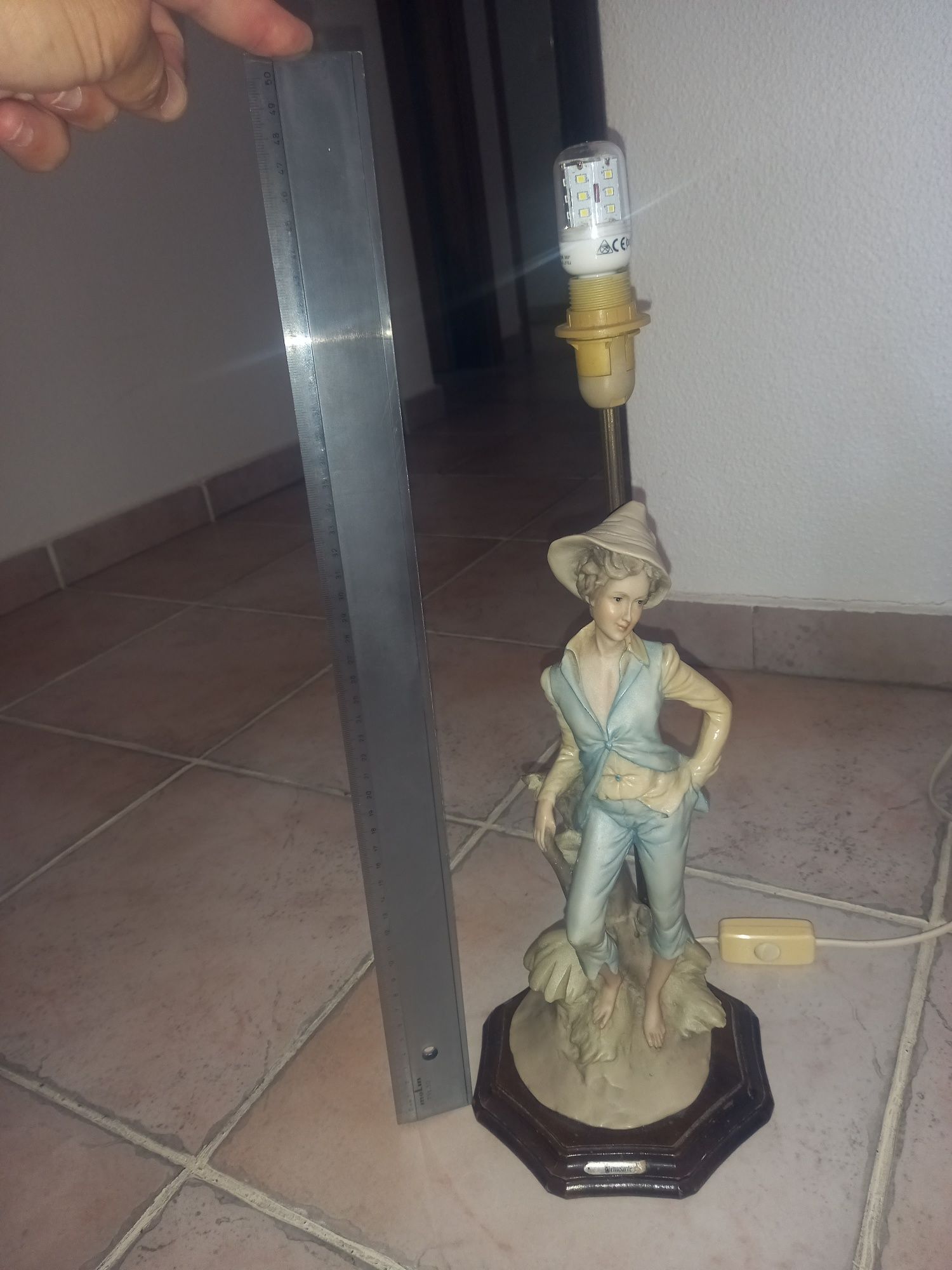 Vendo candeiro em estatueta  com sensivelmente 40 cm de altura