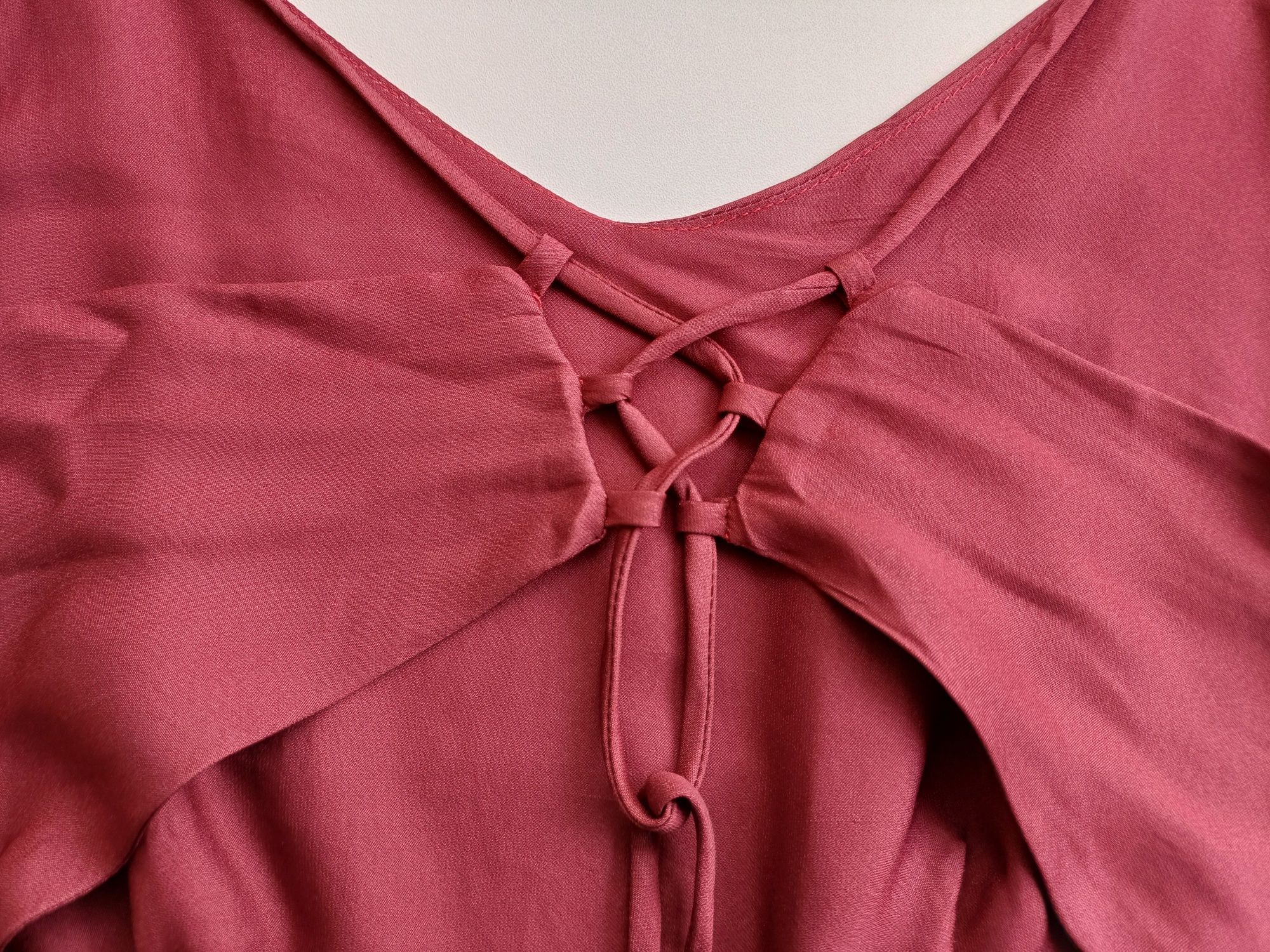 Lindo vestido comprido bordeaux, com belo entrançado nas costas (S)