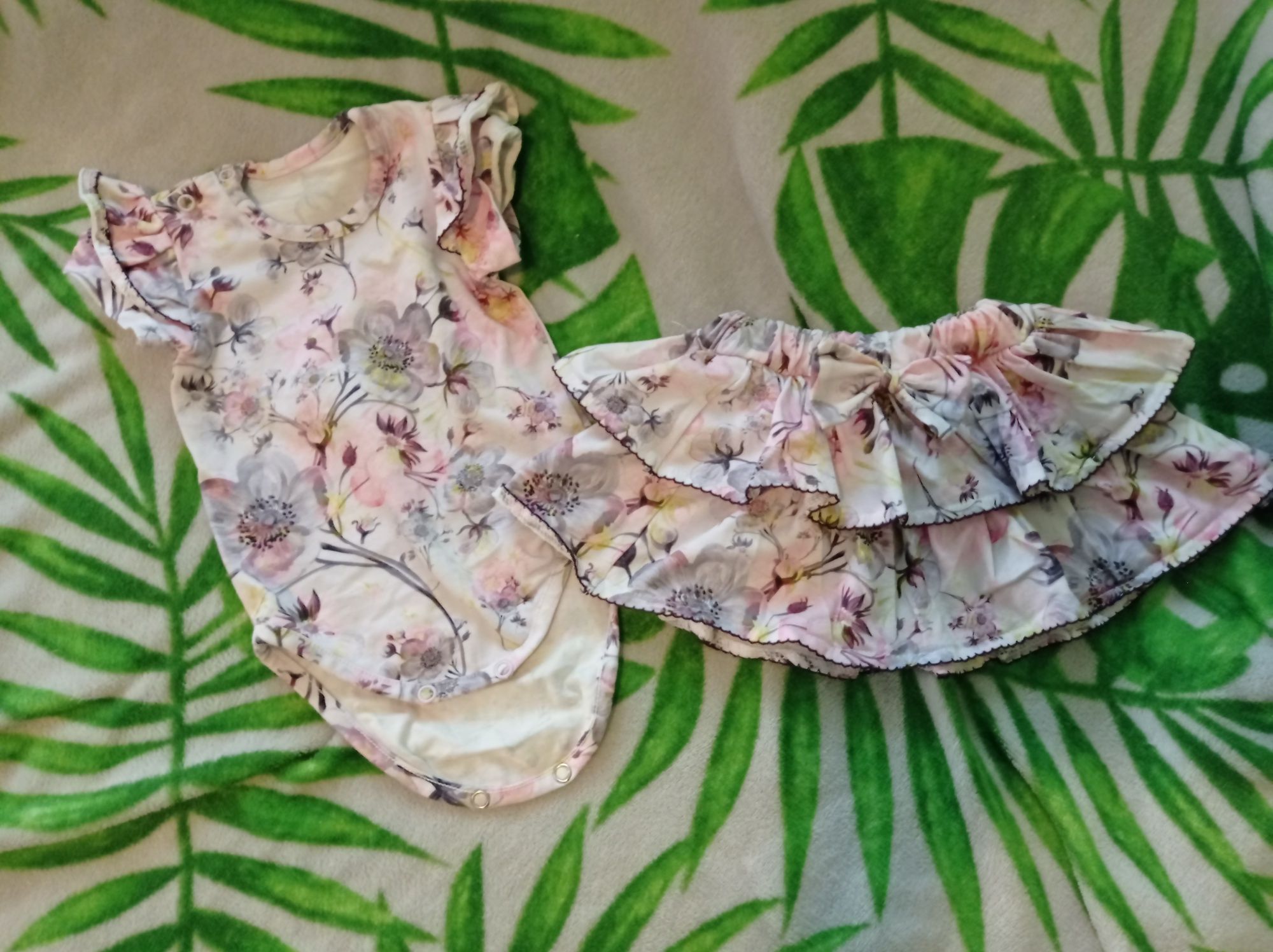 Komplet kwiaty spódniczka i body z falbanami  rozmiar 68