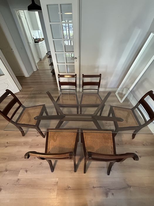 Mesa de Vidro com pés de Madeira e 6 Cadeiras