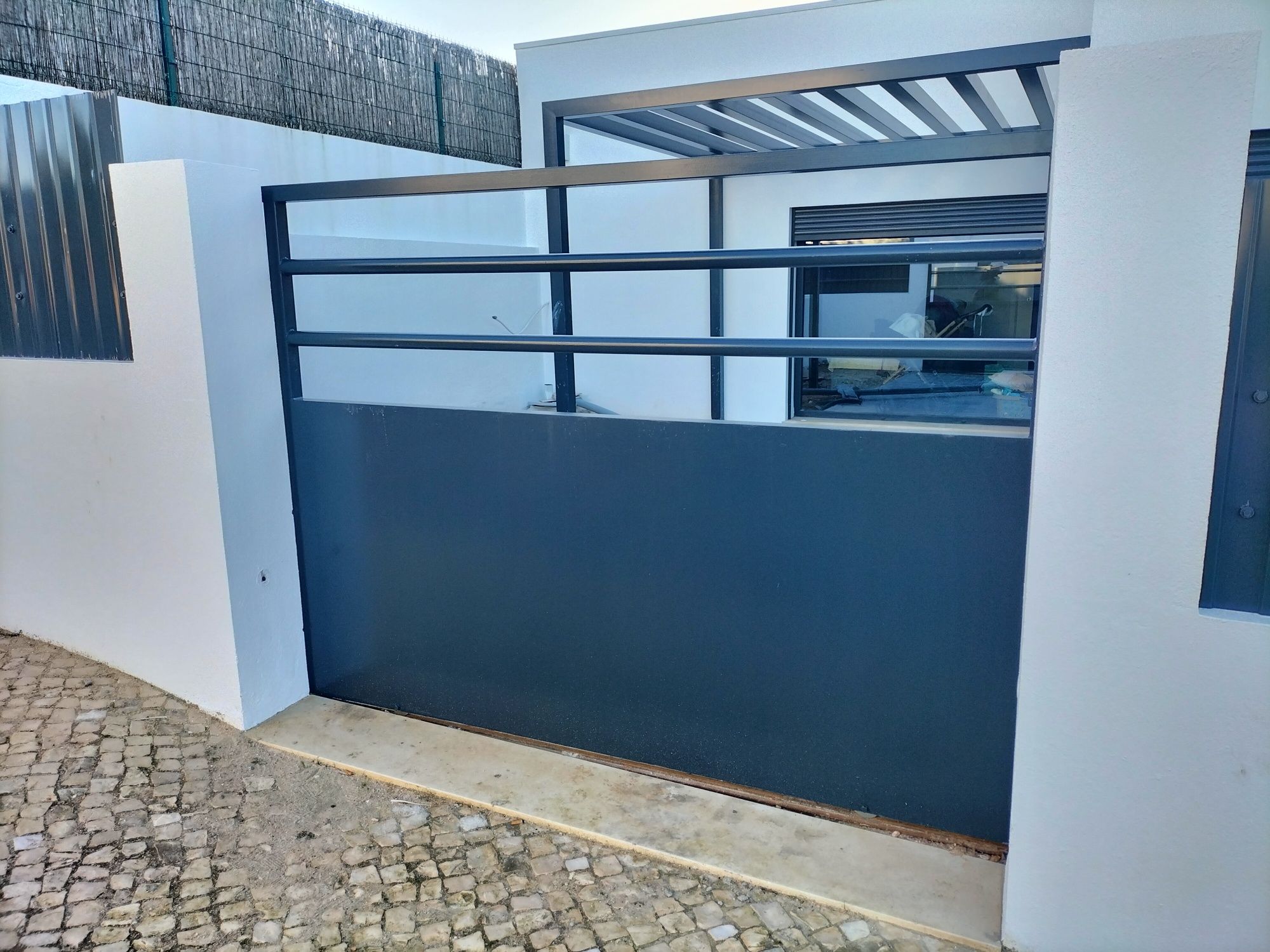 Portão exterior pintado