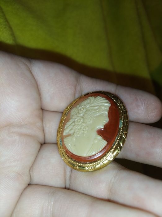 Брошь каменная винтаж СССР ГДР женщина в раме бордовая камень