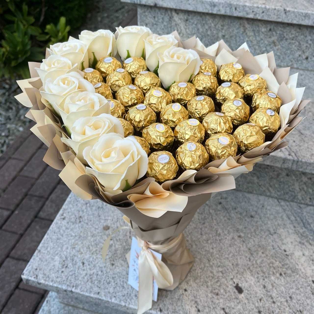 Prezent na 40 30 10 urodziny. Bukiet serce Ferrero Rocher róże mydlane