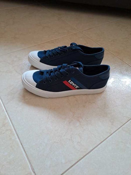 Tenis Levis novos 39