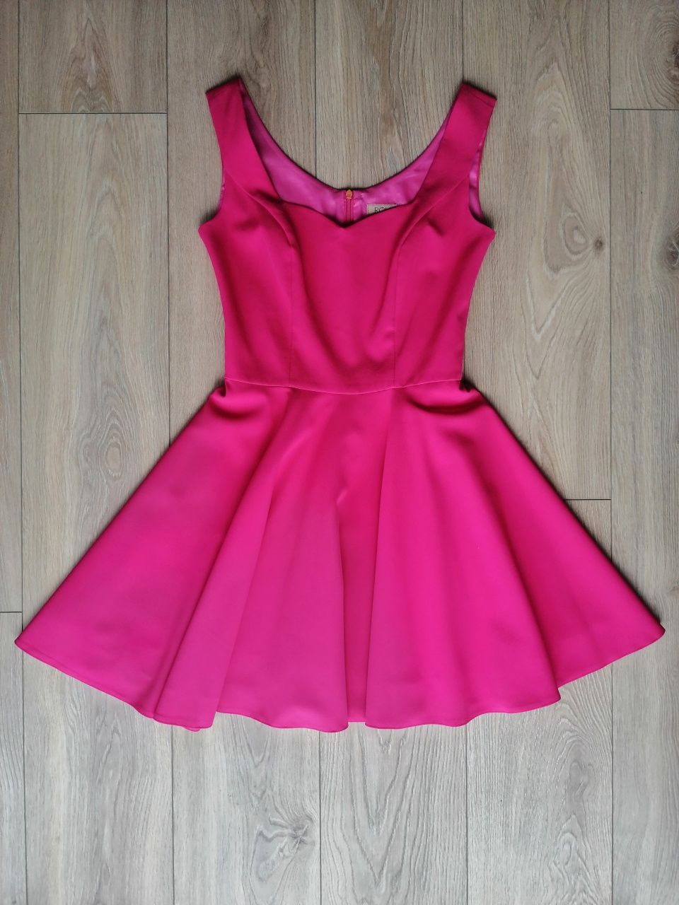 Krótka różowa sukienka koktajlowa