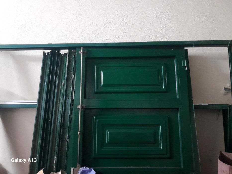 Portadas de aluminio e porta de entrada.