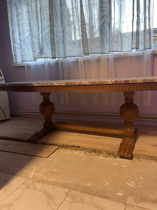 Стіл з мармуровою стільницею