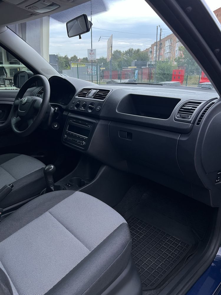 Продам Skoda Fabia 2011 года газ-бензин