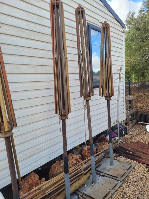 Chapéus de madeira e bases em ferro ou betão