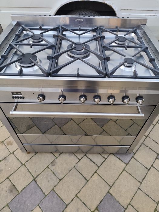 Професійна газова плита на 5 камфорок smeg з газовою духовкою