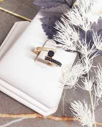 Złoty pierścionek z czarnymi cyrkoniami
