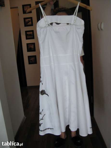 Biała sukienka na ramiączka z efektownym haftem w kolorze ciemnej czek