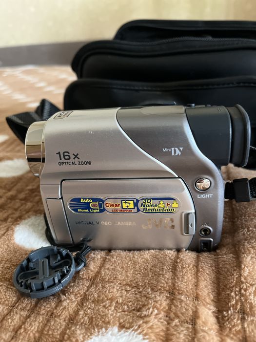 Продам видеокамеру кассетную JVC