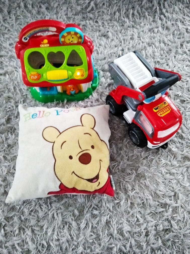 Zabawki niemowlece poduszka kobus puchatek samochod wader domek vtech