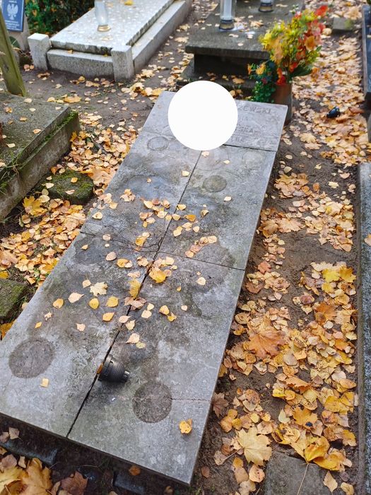 Sprzątanie grobów.