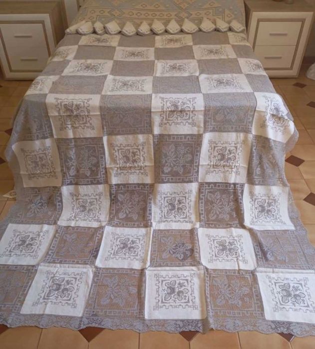 Toalha de mesa em linho e renda de filé bordados e renda tudo manual