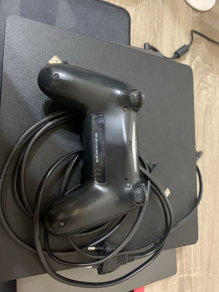 PlayStation 4 1TB Slim 2 геймпади