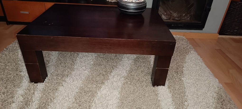 Mesa de centro em madeira escura, estrutura robusta e resistente