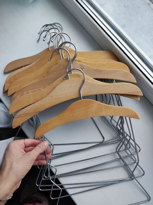 Вішалки для одягу дерев'яні металеві
