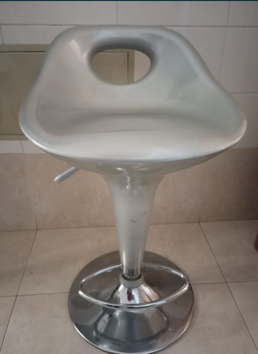 Mesa e duas cadeiras para bar ou refeições rápidas