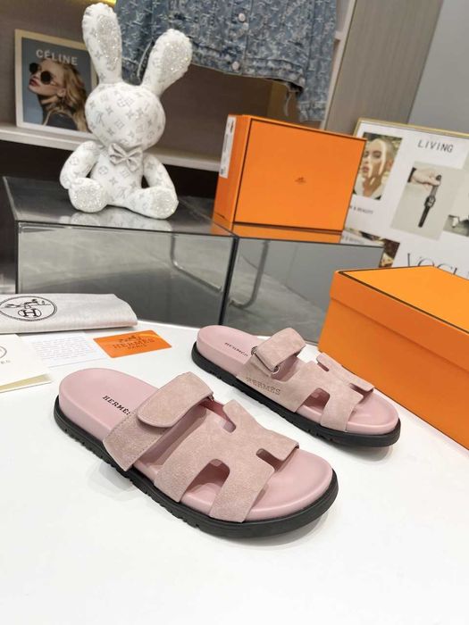 Letnie klapki HERMES Chyre komfort i prestiż buty