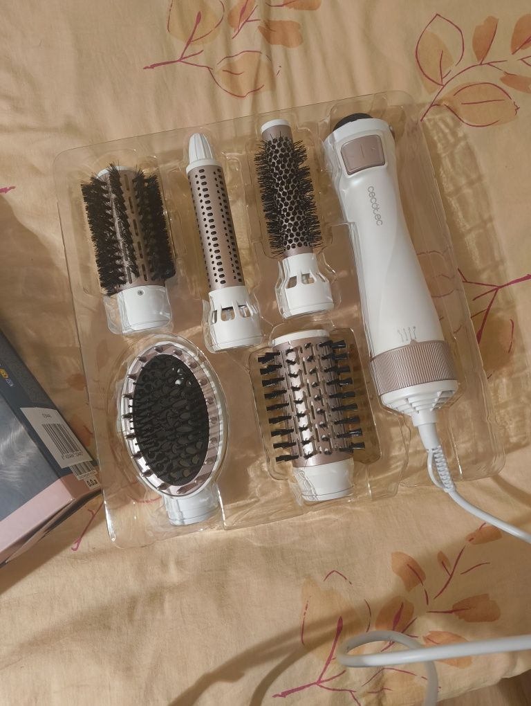 Vendo secador/modelador com vários acessórios. Esta como novo.