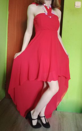 Czerwona, zwiewna sukienka z długim tyłem