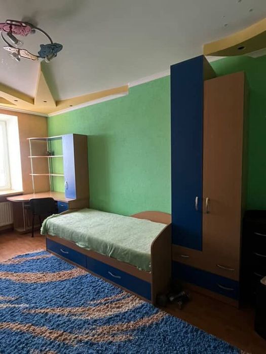 Ліжко, стіл, шафа в дитячу кімната