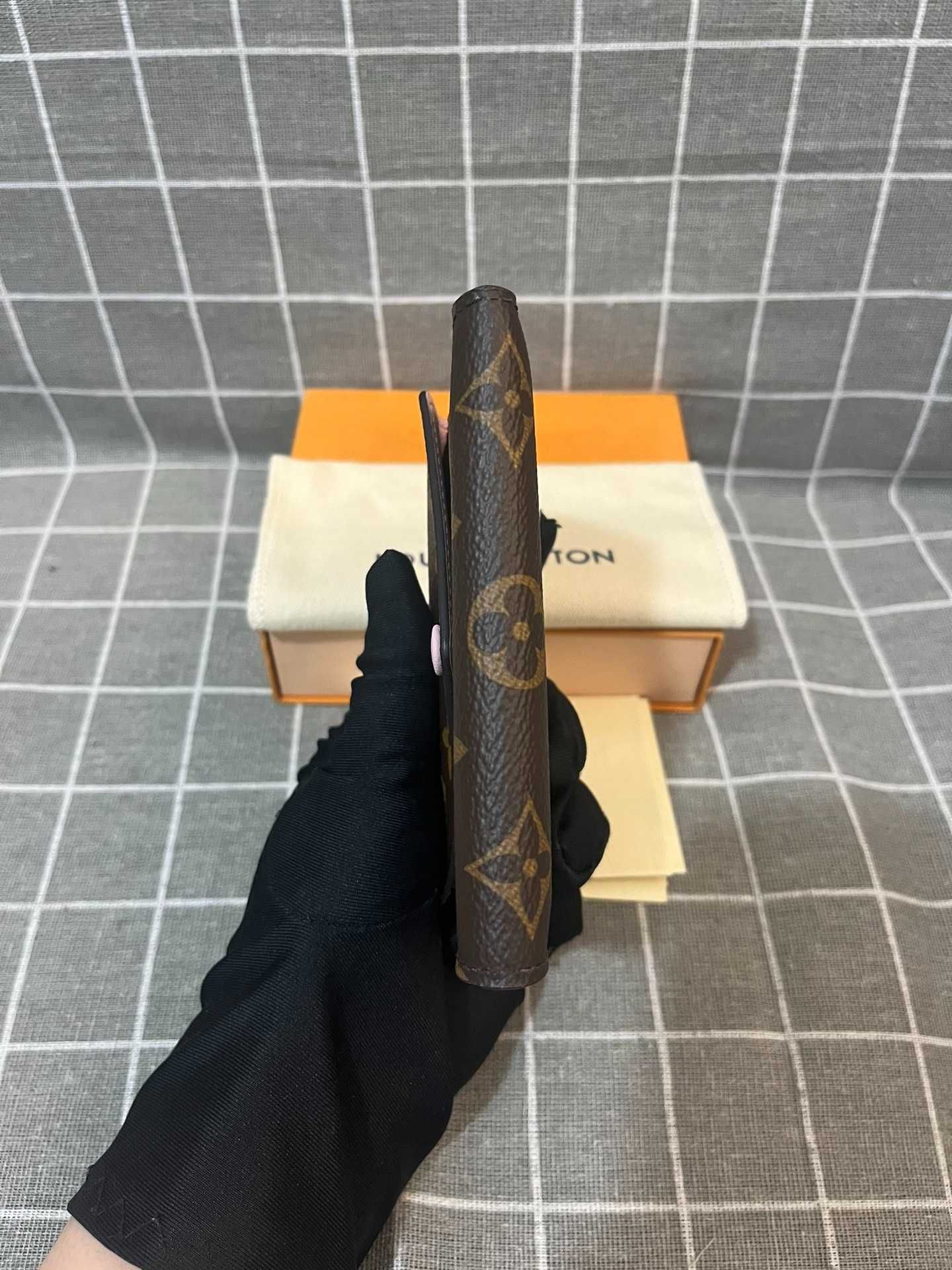 Nowe LV Louis Vuitton Victorine Mały portfel Różowy przycisk