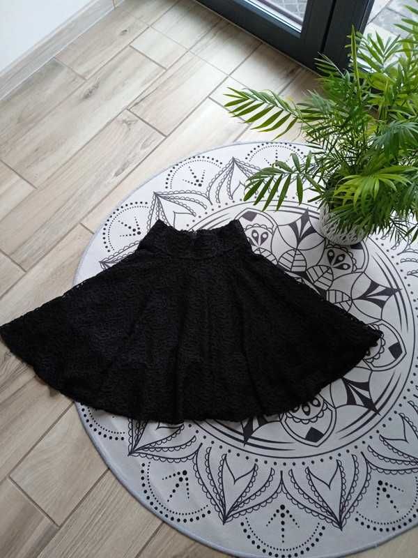 Świetna czarna koronkowa rozkloszowana spódnica Orsay rozmiar S