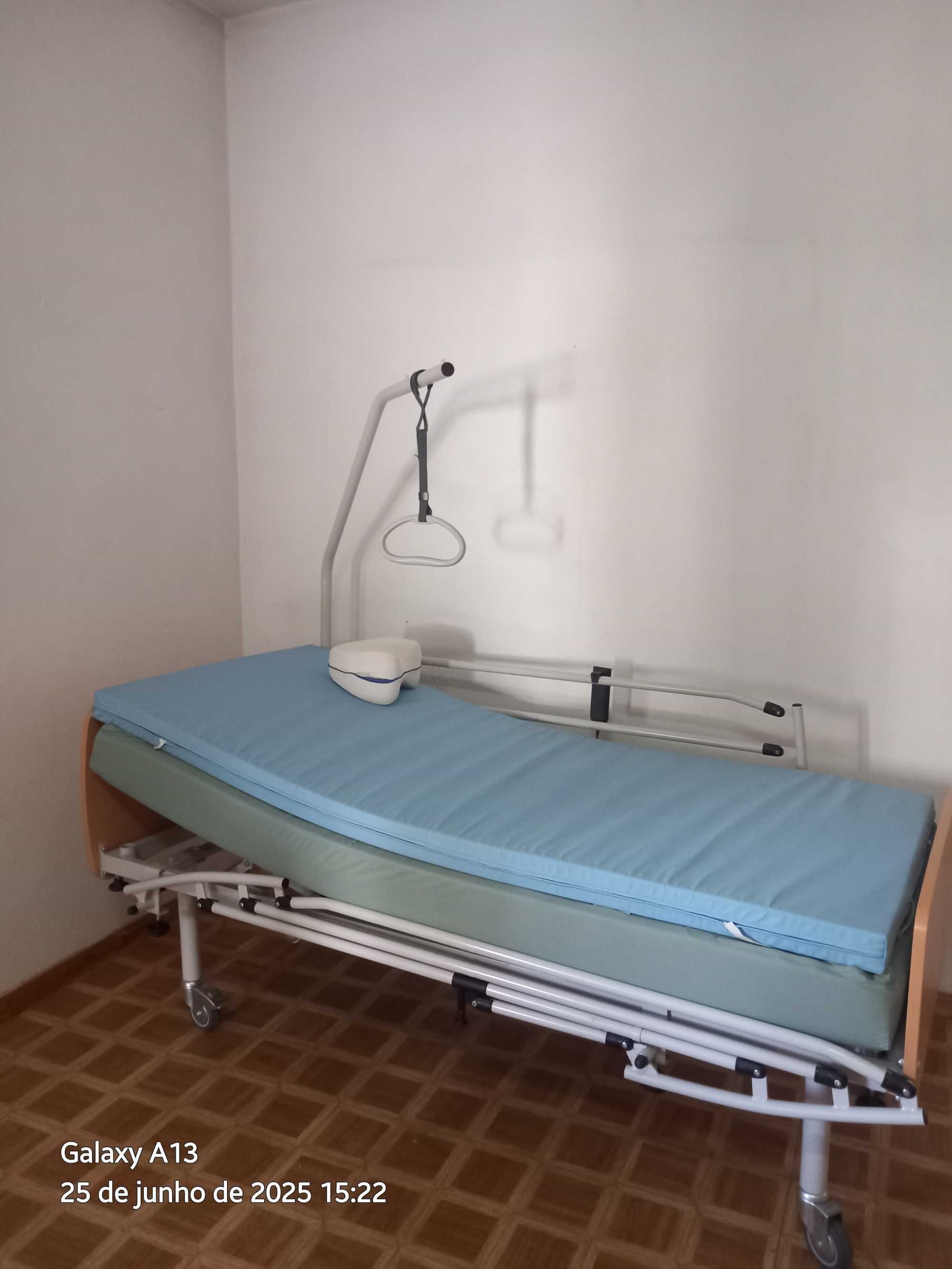 Cama articulada com comando
