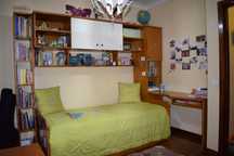Quarto estúdio criança, 2 camas, cómoda, secretaria, estantes