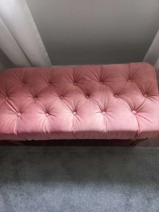 Banqueta em veludo estilo capitonê