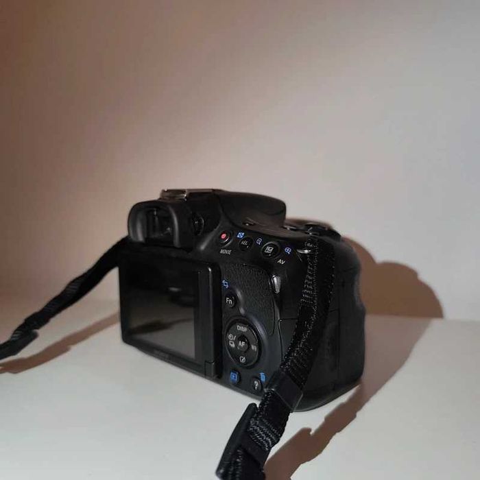 (Reservado) Sony Alpha SLT-A58 DSLR + 18-55mm Lens Kit + Bag + Extras