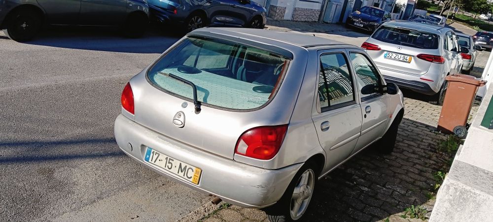Ford fiesta 98 para concertar.