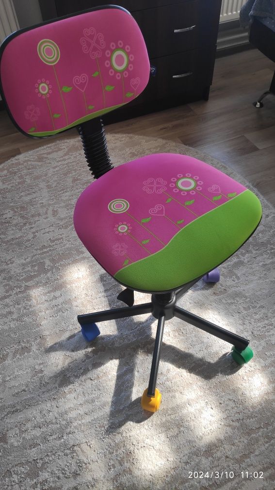 Дитяче крісло для дівчинки.
