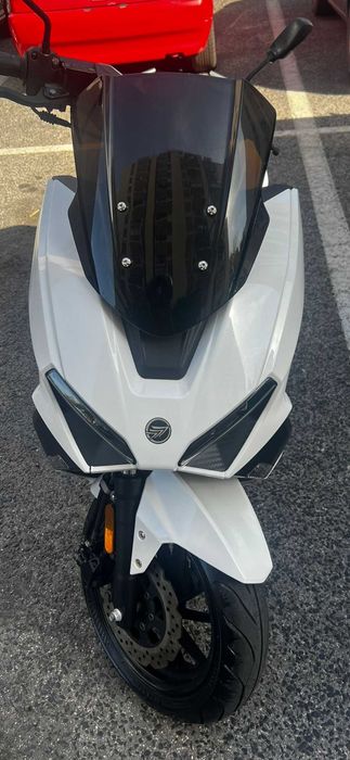 Moto 125 acelera