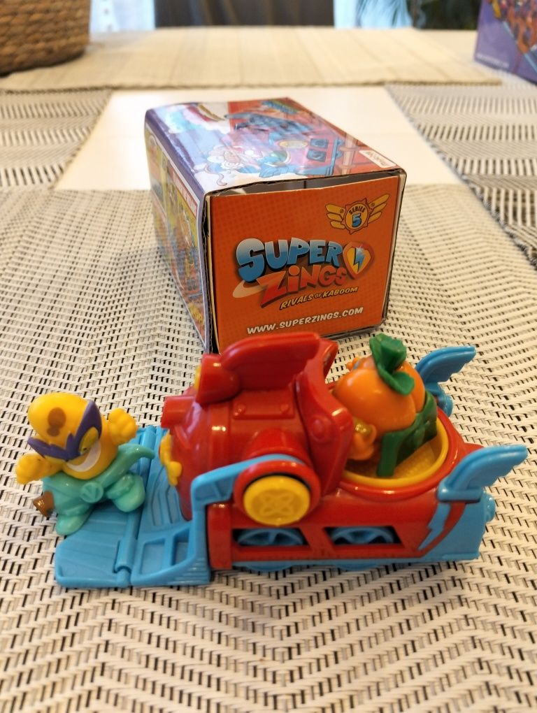 Super zings Skyracer + 2 figurki. Super Zings Turbo Kicker pojazd