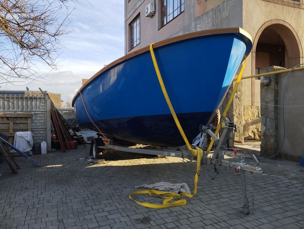 Моторная Яхта из Красного дерева,