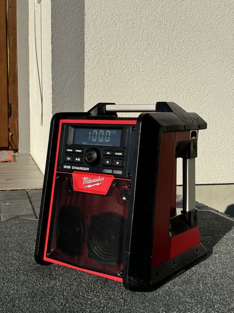 Зарядний пристрій з радіо Milwaukee M18 RC-0