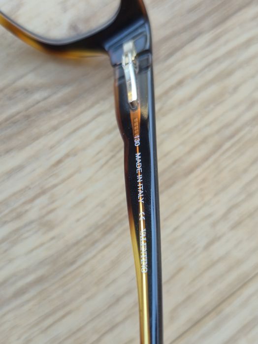 Жіноча вузька двукольорова оправа V2601 від Valentino!