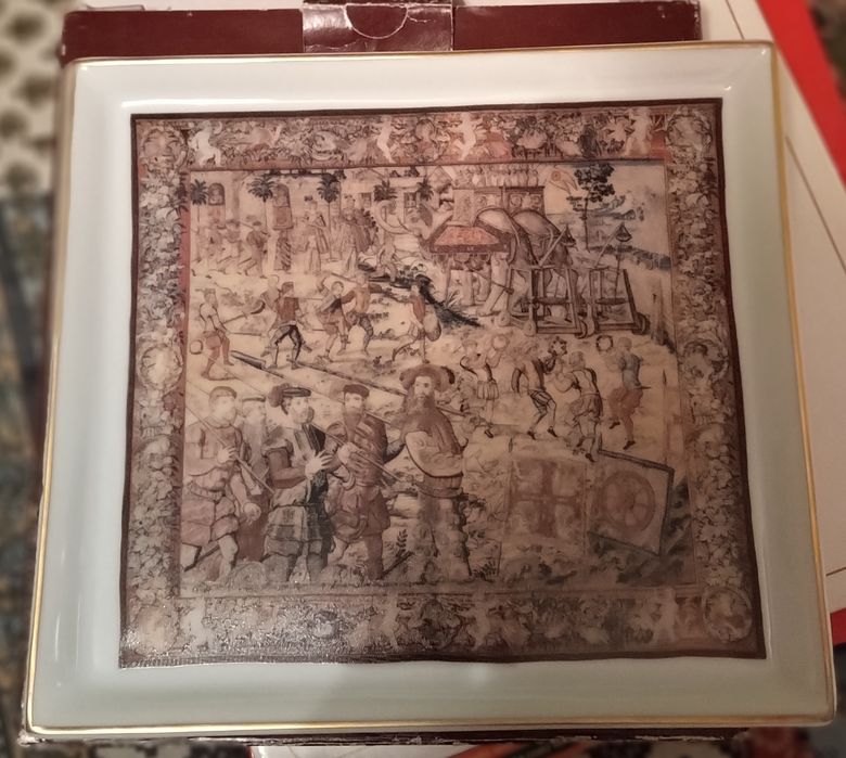 Pratos em porcelana de coleção.